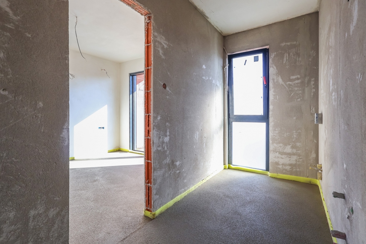 Vila v gradnji z bazenom / "Villa Black Beauty"