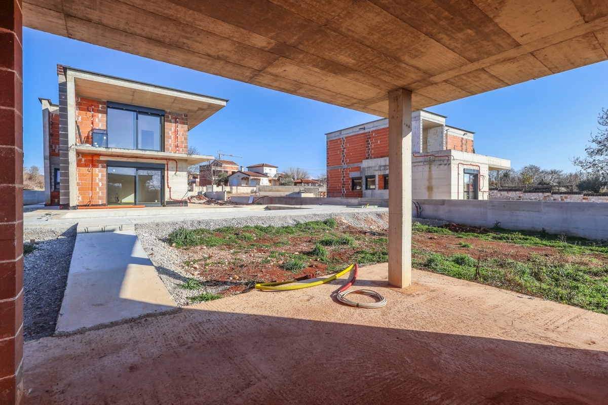 Vila v gradnji z bazenom / "Villa Black Beauty"