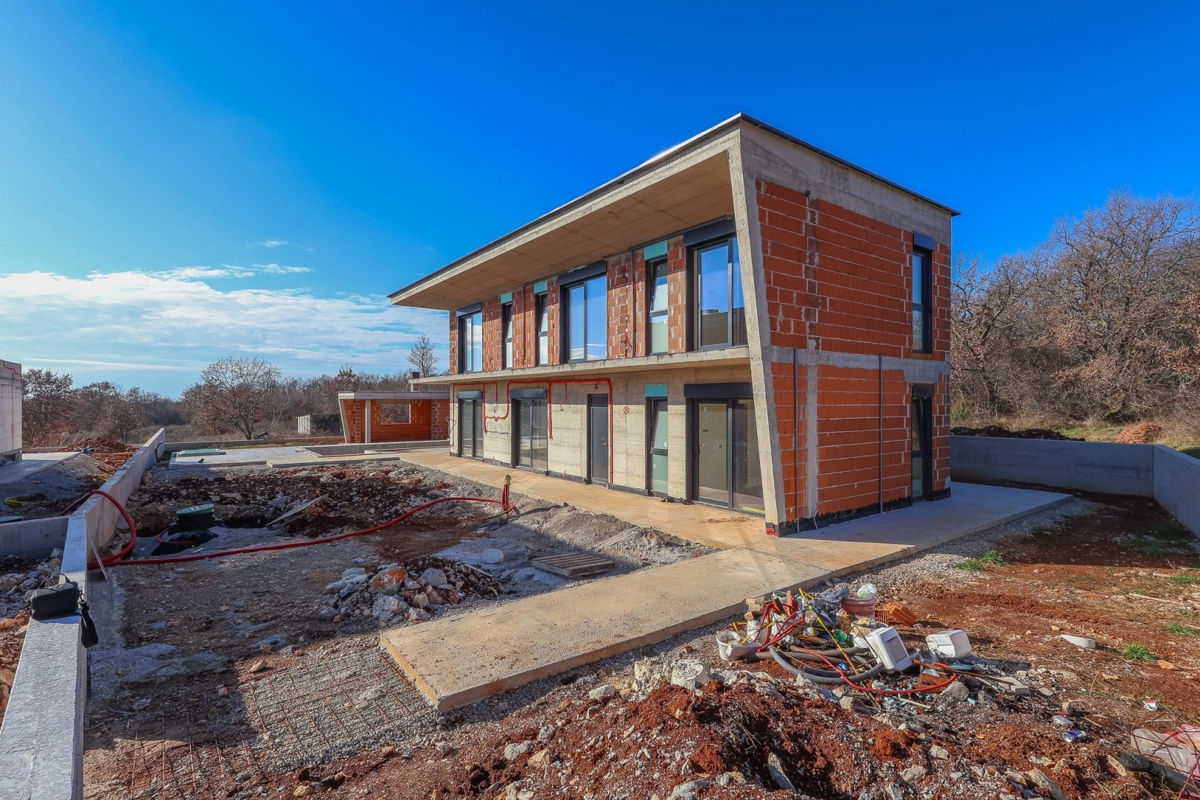 Vila v gradnji z bazenom / "Villa Black Beauty"