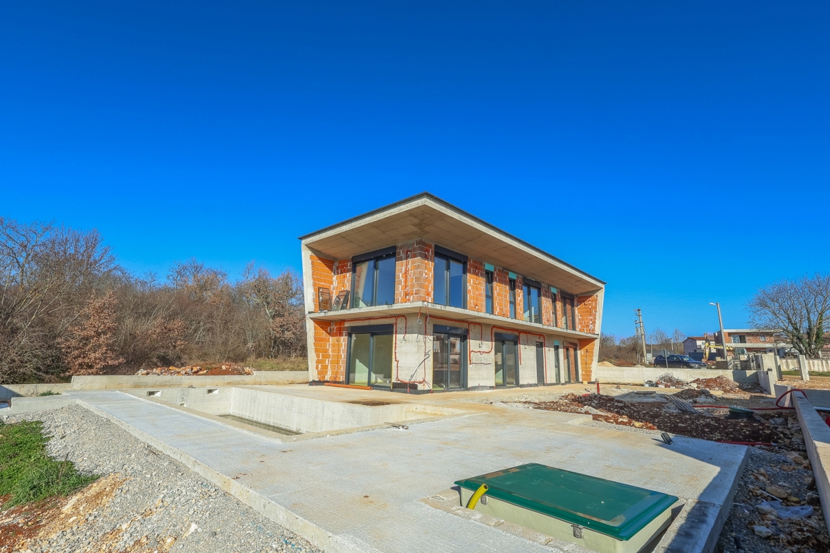 Vila v gradnji z bazenom / "Villa Black Beauty"