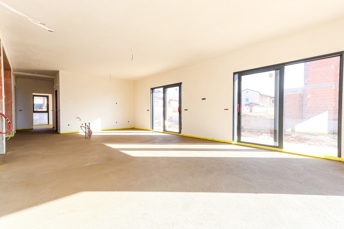 Vila v gradnji z bazenom / "Villa Black Beauty"