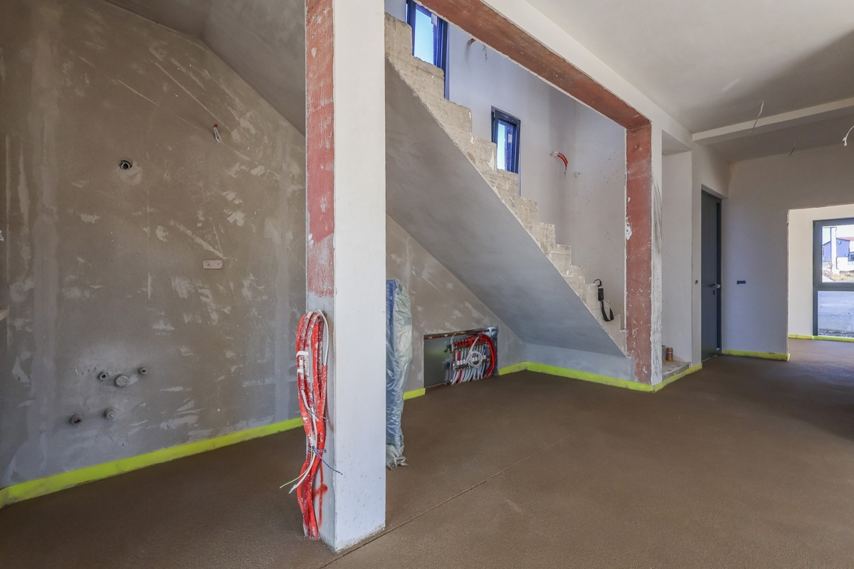 Vila v gradnji z bazenom / "Villa Black Beauty"