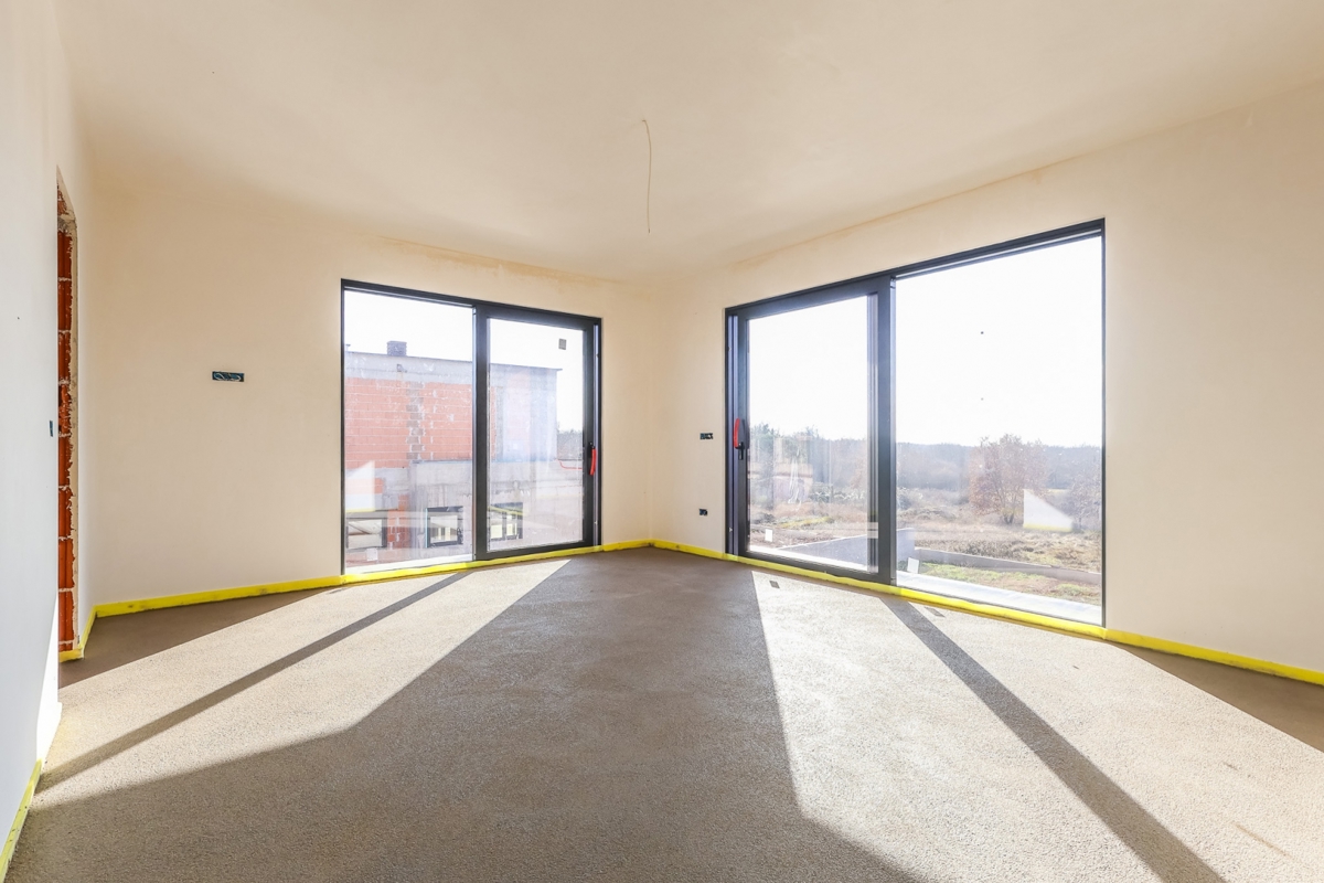 Vila v gradnji z bazenom / "Villa Black Beauty"