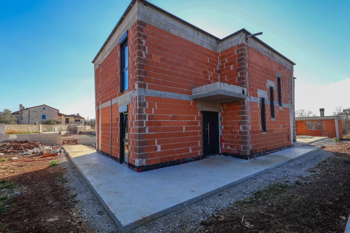 Vila v gradnji z bazenom / "Villa Black Beauty"