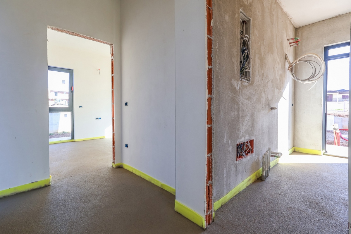 Vila v gradnji z bazenom / "Villa Black Beauty"