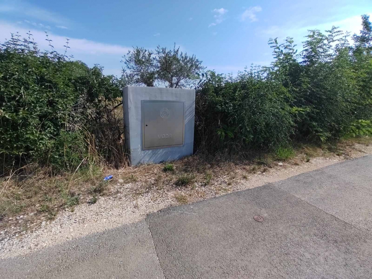 Gradbeno zemljišče za 5 stanovanj ali polpritlično hišo - naprodaj