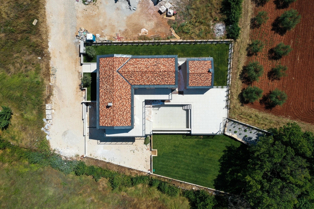 OKOLICA VIŠNJANE!!! Novozgrajena vila z bazenom in garažo, mirna lokacija