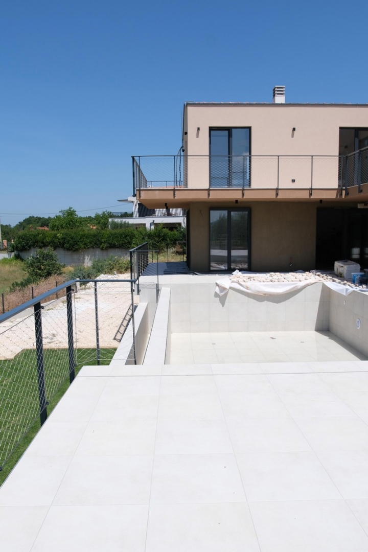 OKOLICA VIŠNJANE!!! Novozgrajena vila z bazenom in garažo, mirna lokacija