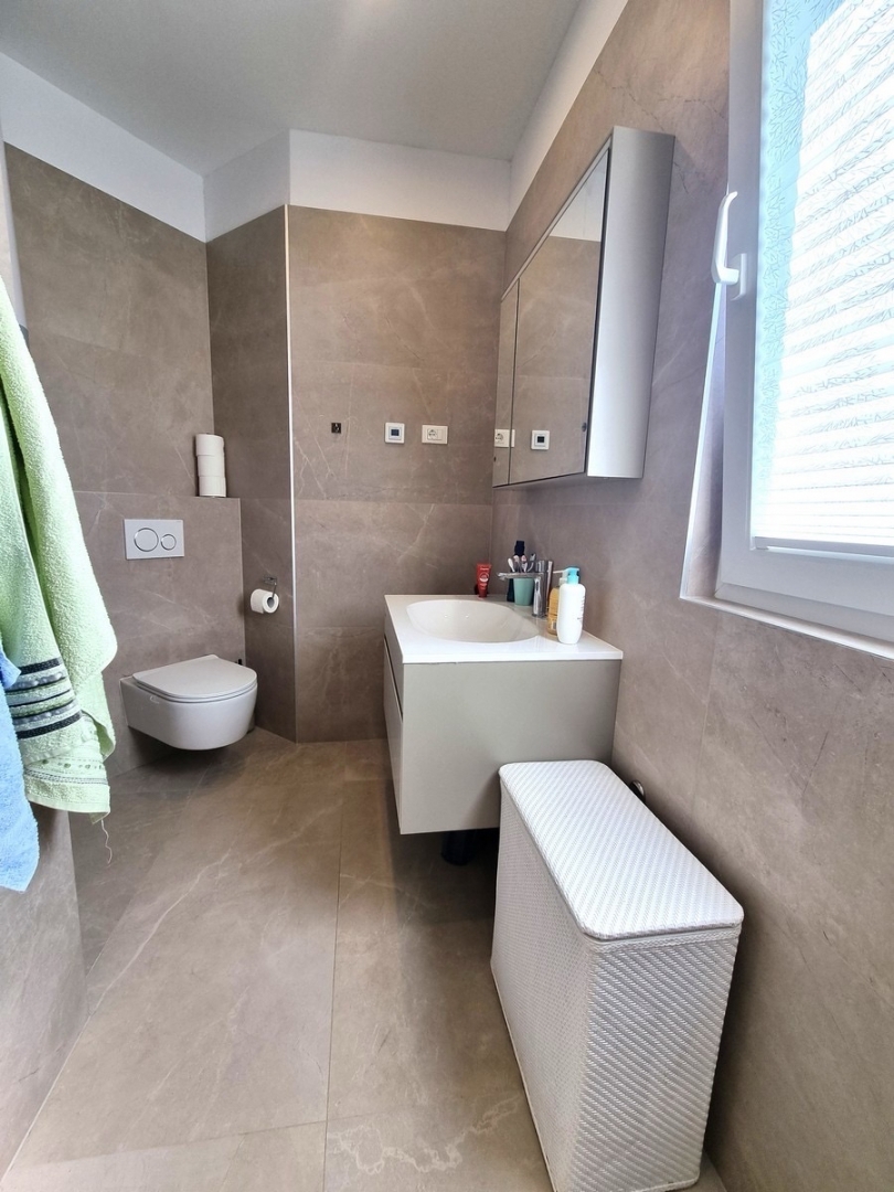 EKSKLUZIVNO -VABRIGA!!! Dvojček hiše z velikim jacuzzijem, 1 km od morja