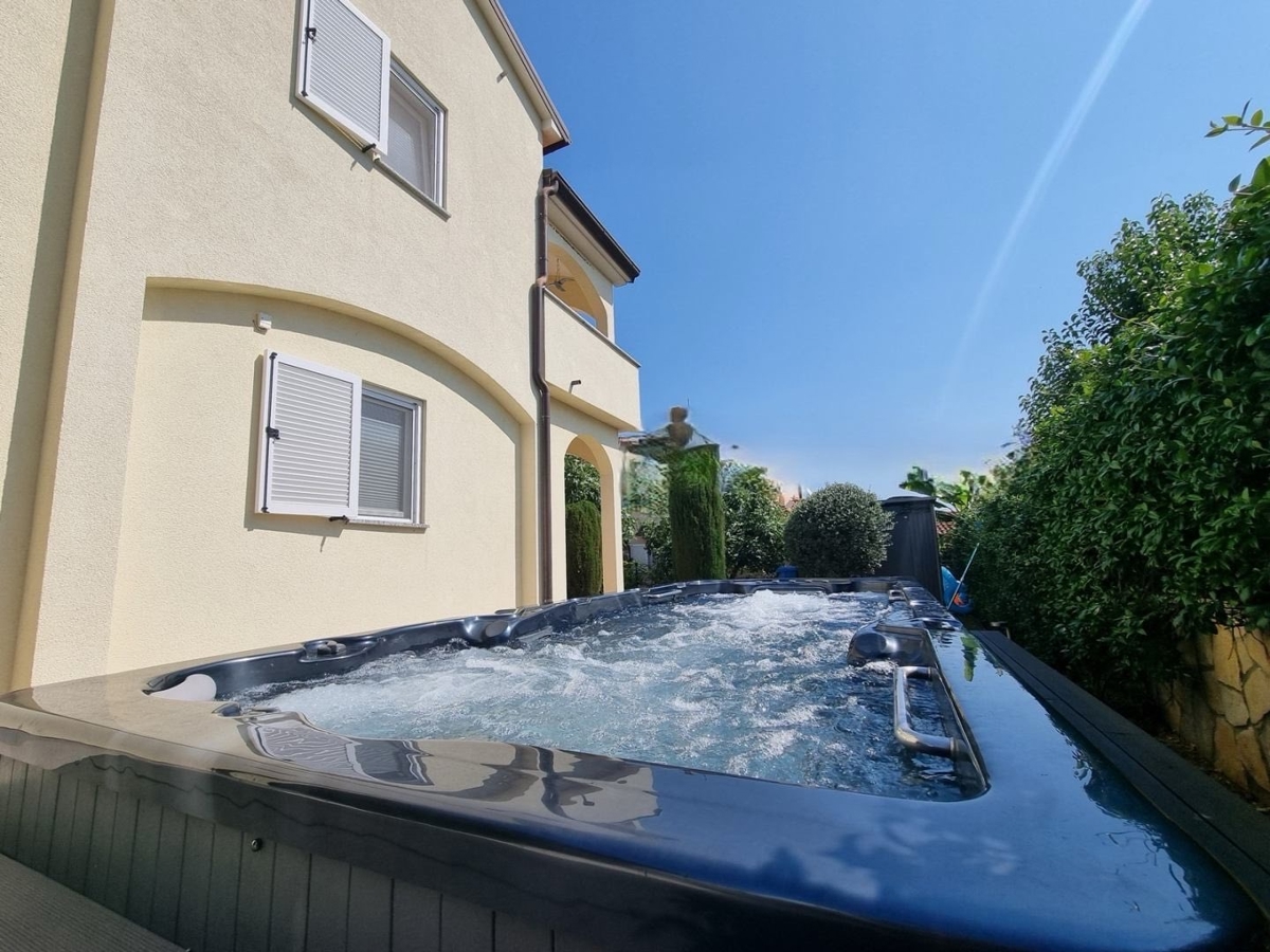 EKSKLUZIVNO -VABRIGA!!! Dvojček hiše z velikim jacuzzijem, 1 km od morja