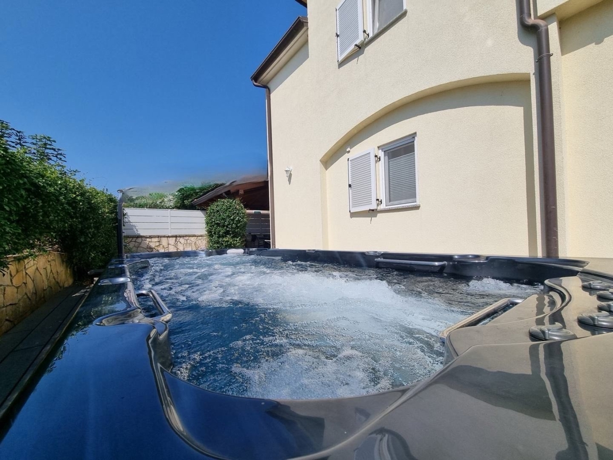 EKSKLUZIVNO -VABRIGA!!! Dvojček hiše z velikim jacuzzijem, 1 km od morja