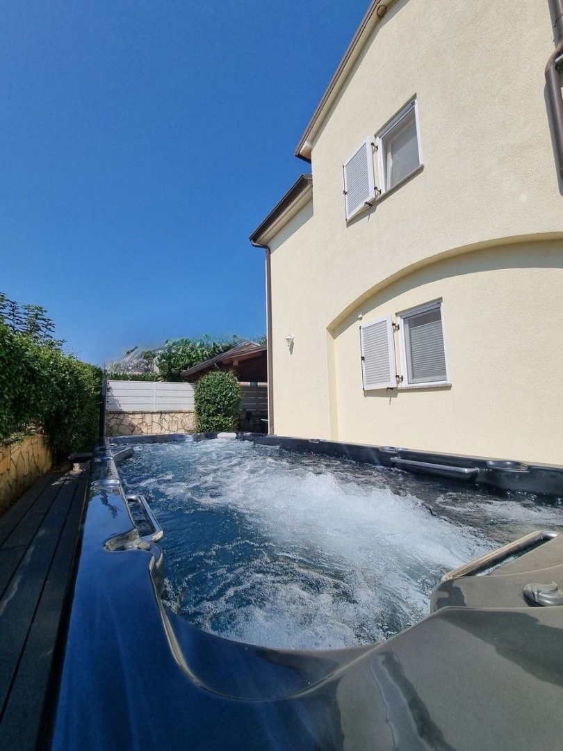 EKSKLUZIVNO -VABRIGA!!! Dvojček hiše z velikim jacuzzijem, 1 km od morja