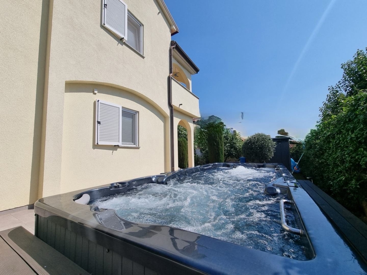EKSKLUZIVNO -VABRIGA!!! Dvojček hiše z velikim jacuzzijem, 1 km od morja