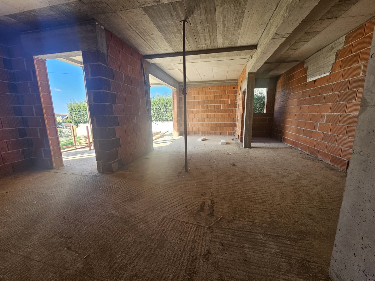 Novogradnja, pritlično stanovanje z vrtom