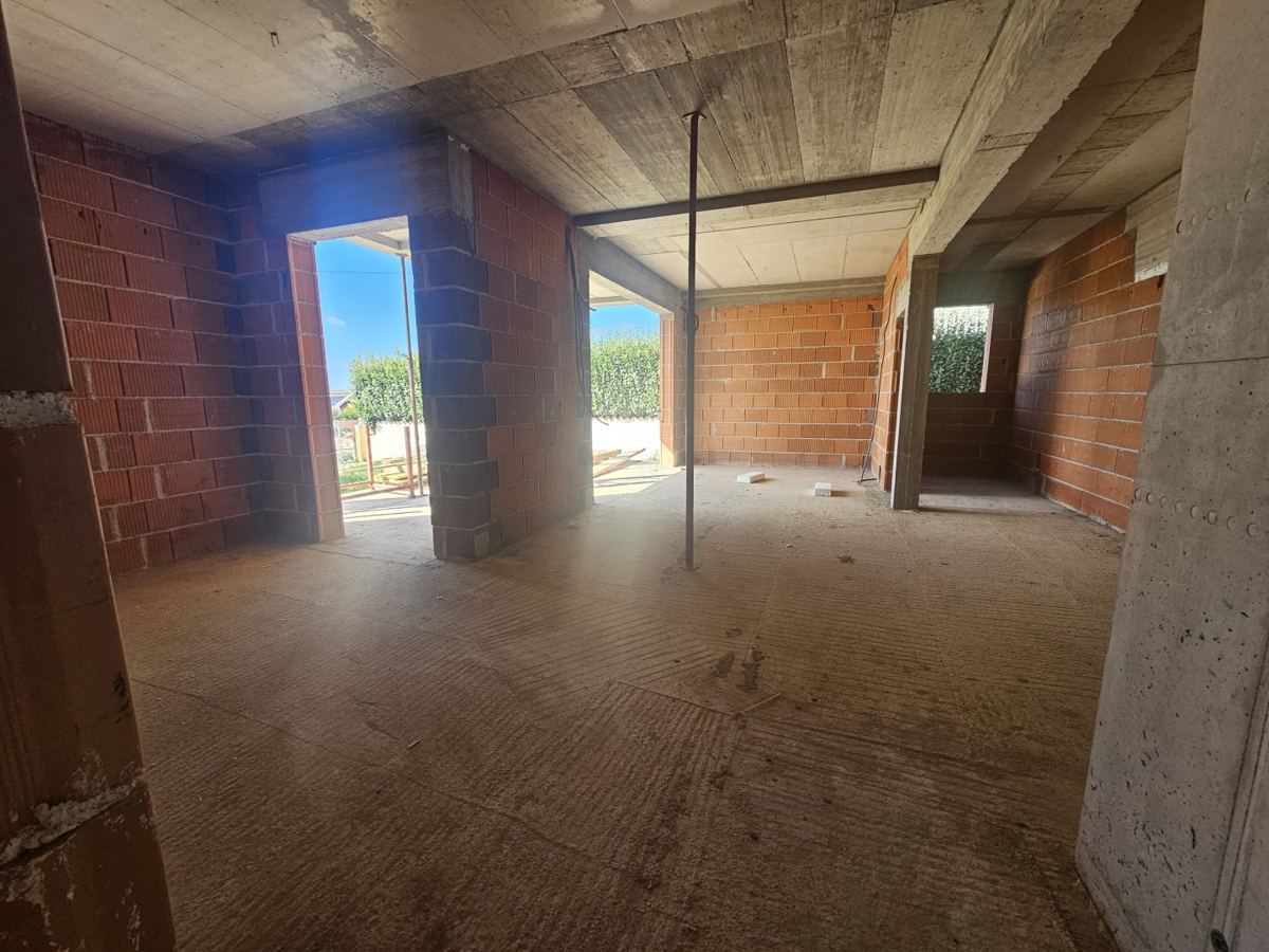 Novogradnja, pritlično stanovanje z vrtom