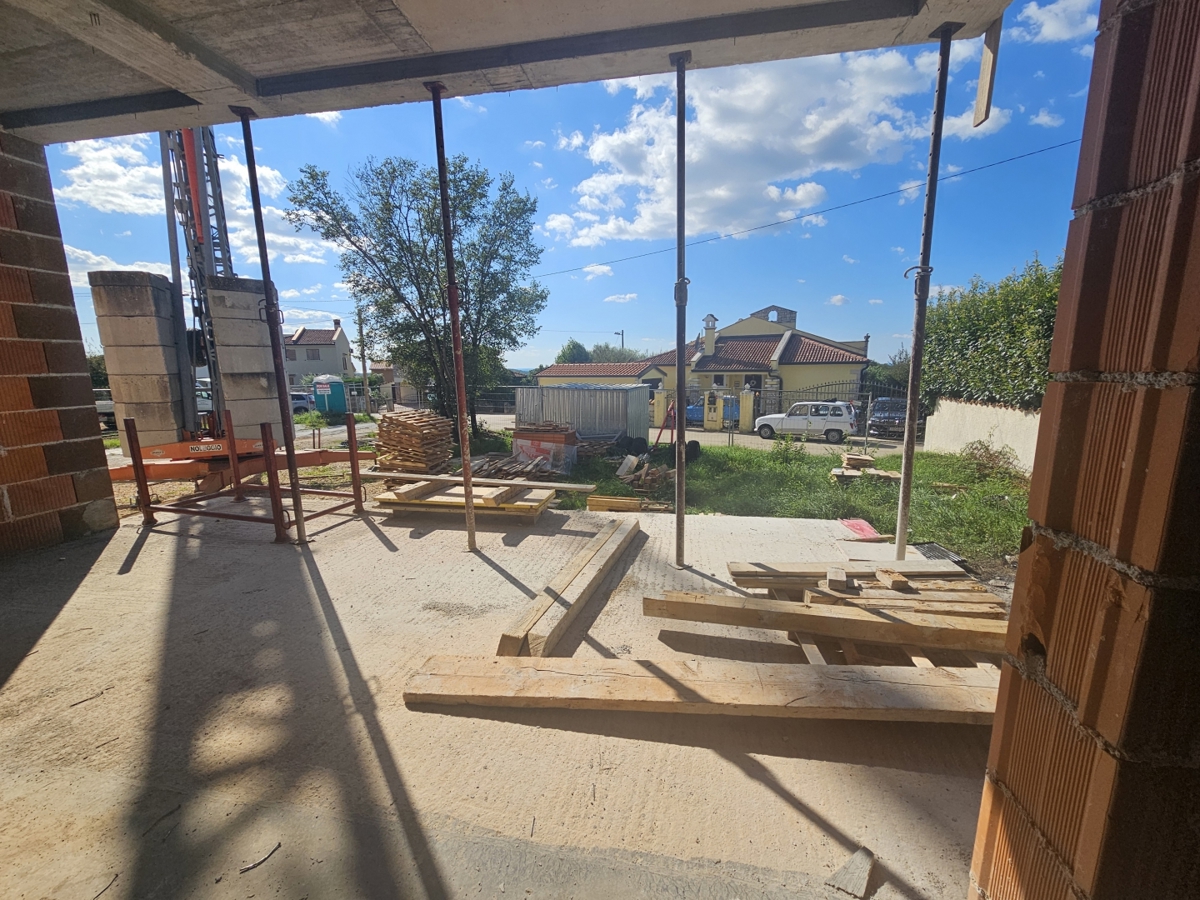 Novogradnja, pritlično stanovanje z vrtom