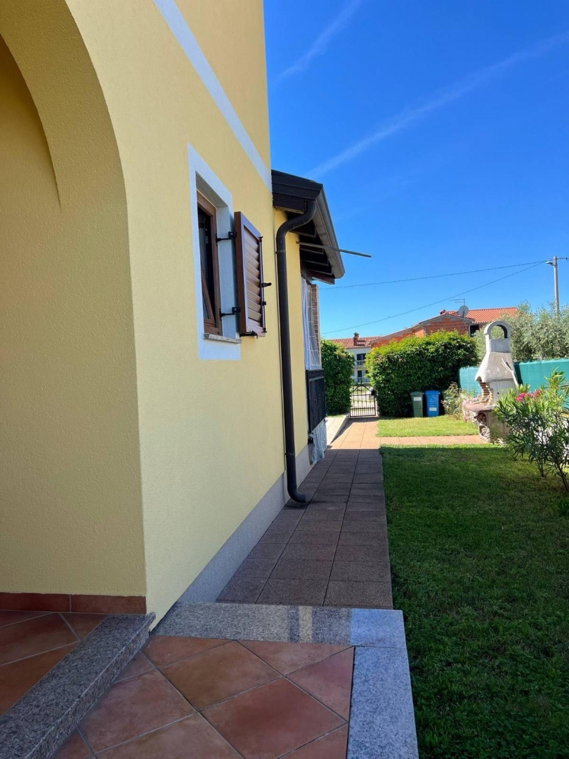 EKSKLUZIVNA PRILOŽNOST! ČUDOVITA HIŠA Z BAZENOM IN POGLEDOM NA MORJE – SAMO PRI NAS!