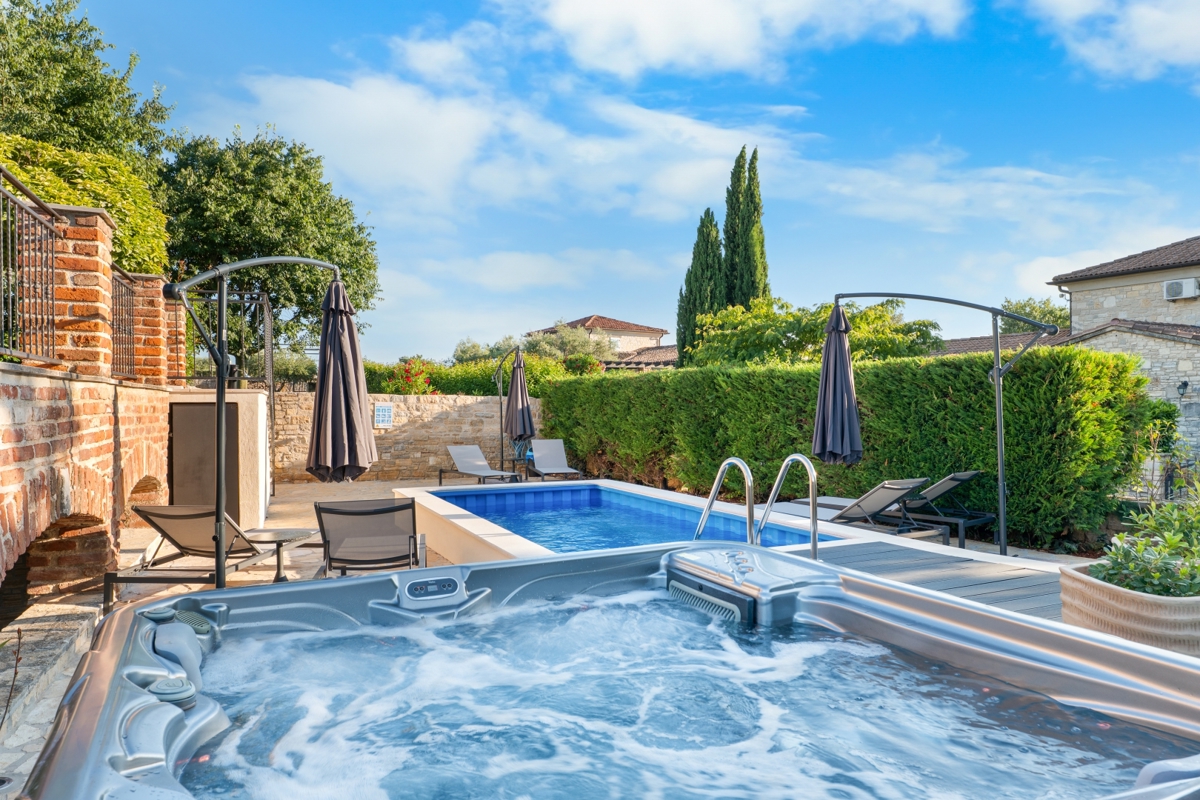 Istra - prenovljena vila z bazenom, 5 spalnic, kategorizacija 4★, mirna lokacija