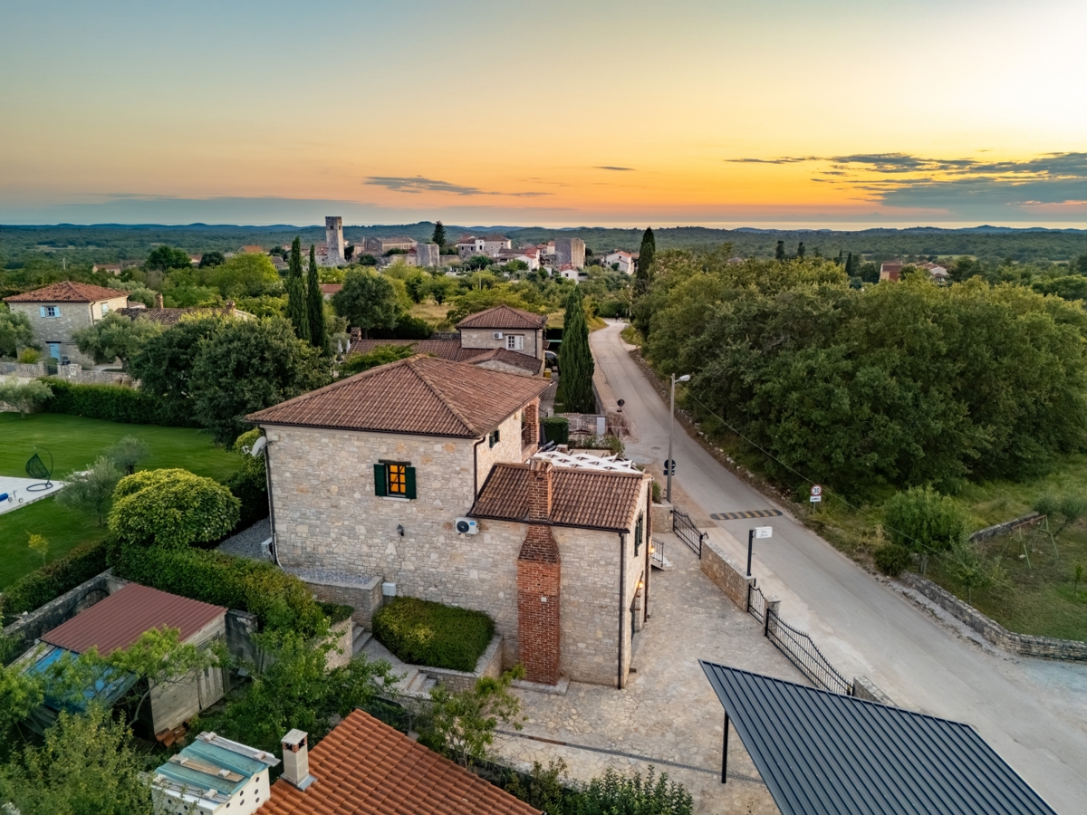 Istra - prenovljena vila z bazenom, 5 spalnic, kategorizacija 4★, mirna lokacija