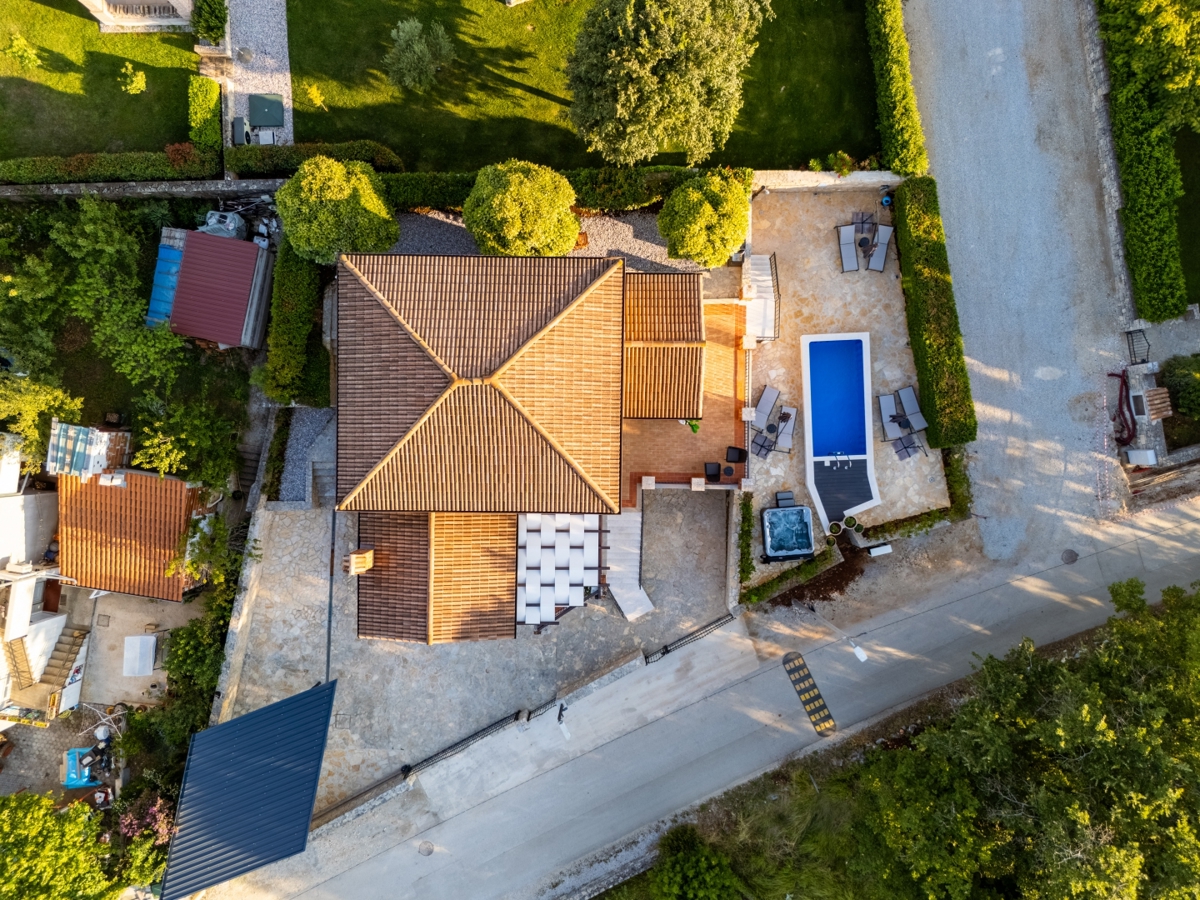 Istra - prenovljena vila z bazenom, 5 spalnic, kategorizacija 4★, mirna lokacija