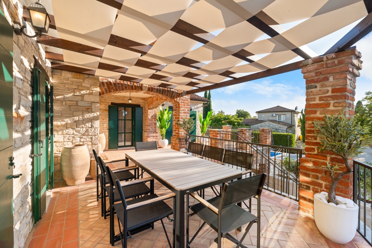 Istra - prenovljena vila z bazenom, 5 spalnic, kategorizacija 4★, mirna lokacija