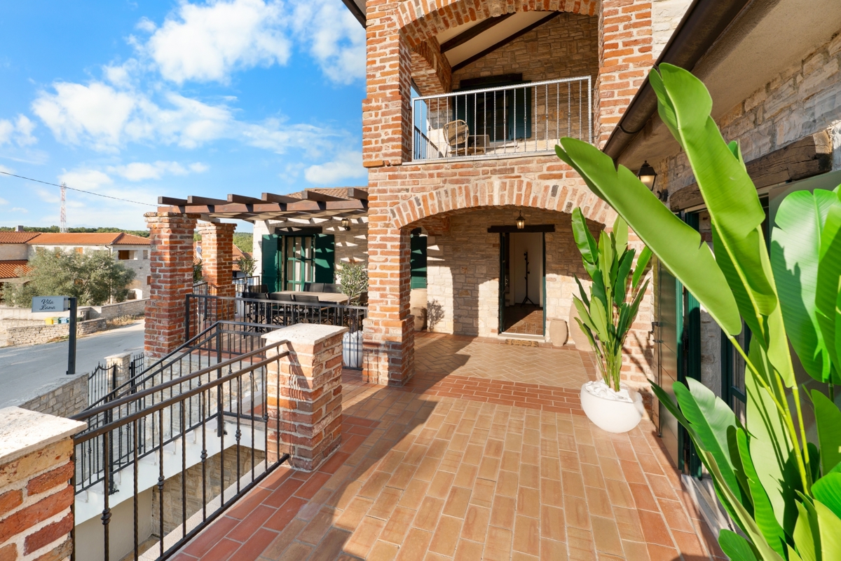 Istra - prenovljena vila z bazenom, 5 spalnic, kategorizacija 4★, mirna lokacija