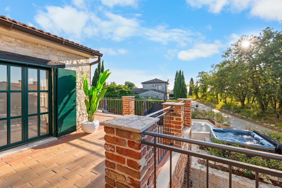 Istra - prenovljena vila z bazenom, 5 spalnic, kategorizacija 4★, mirna lokacija