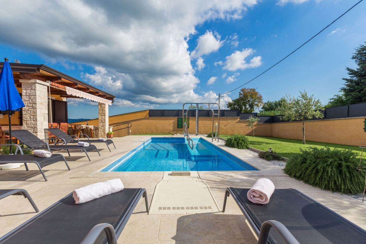 Samostojna hiša z bazenom s pogledom na pravljični Motovun