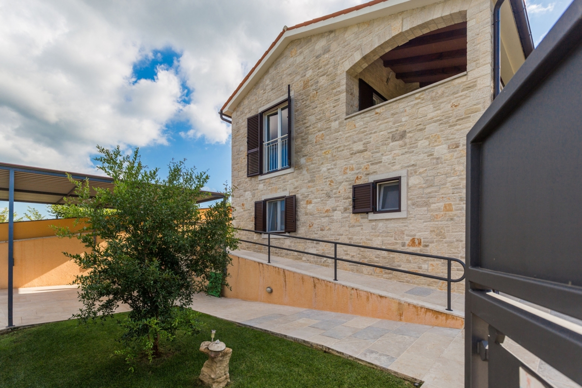 Samostojna hiša z bazenom s pogledom na pravljični Motovun