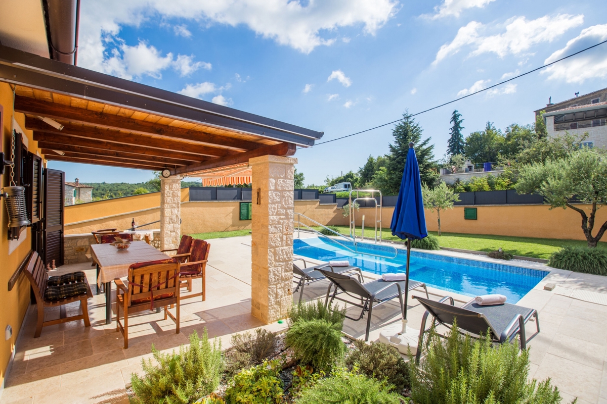 Samostojna hiša z bazenom s pogledom na pravljični Motovun