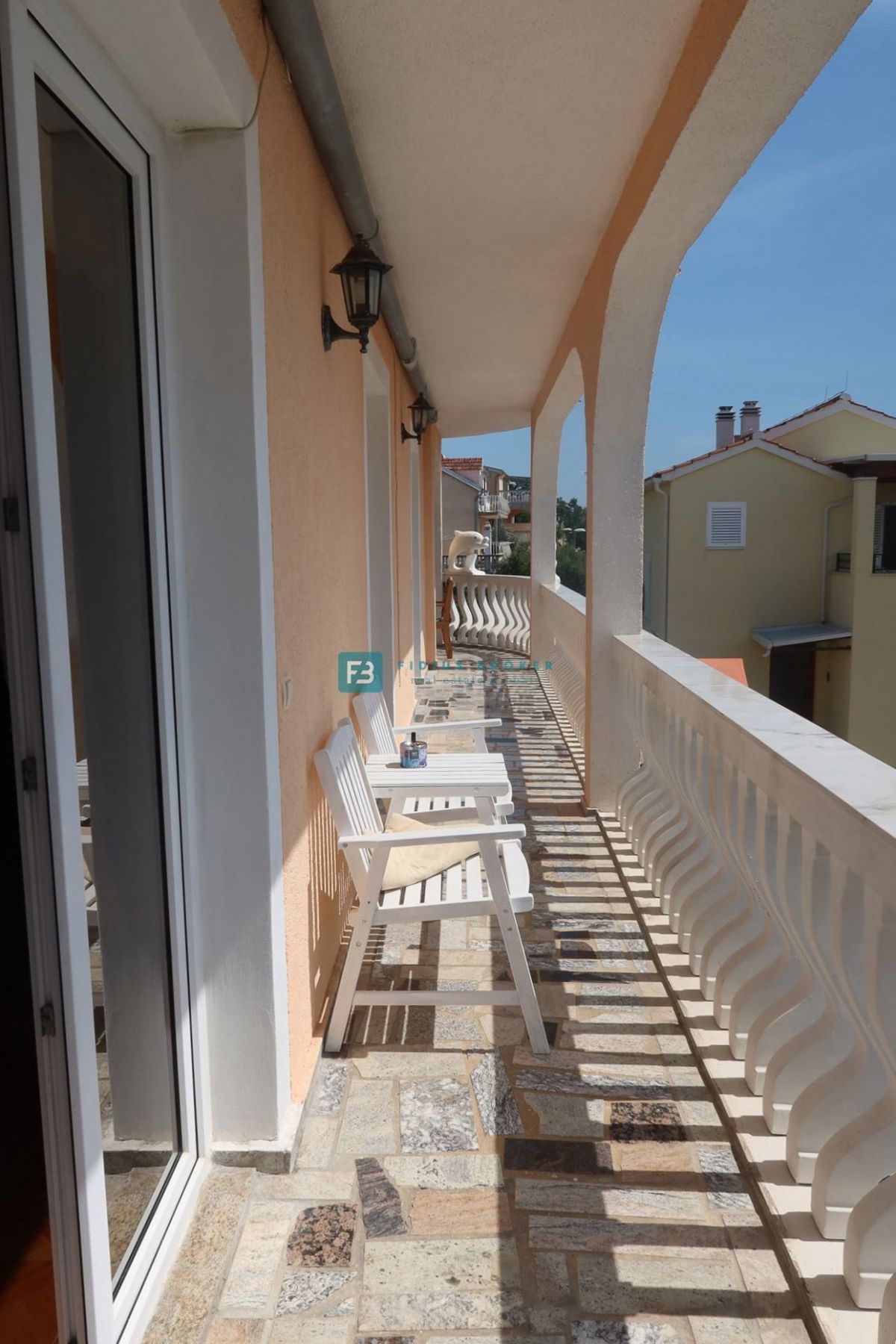 VODICE, samostojna hiša, 7 apartmajev, dvorišče