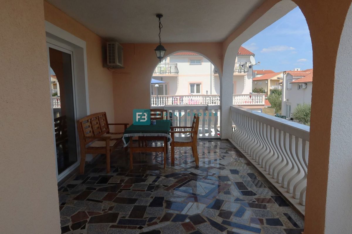 VODICE, samostojna hiša, 7 apartmajev, dvorišče