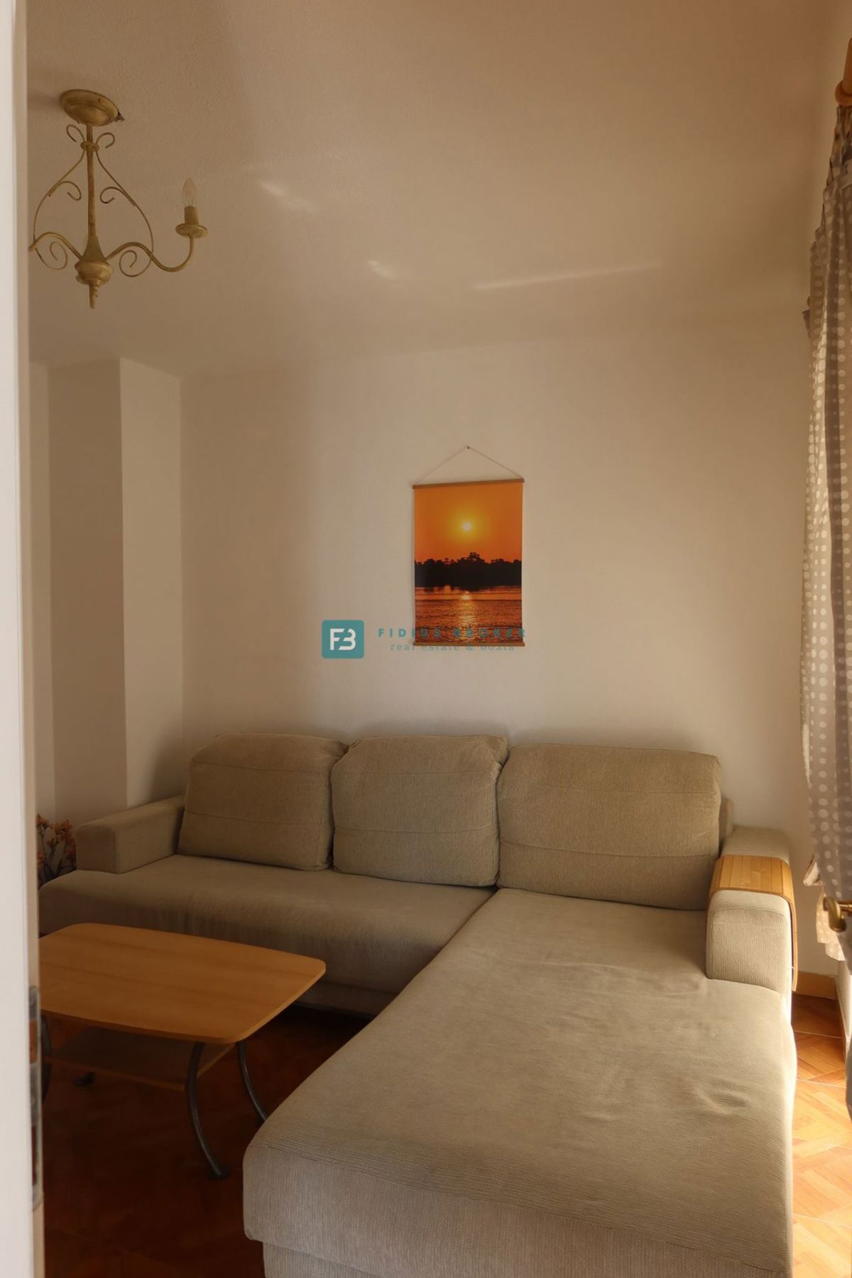 VODICE, samostojna hiša, 7 apartmajev, dvorišče