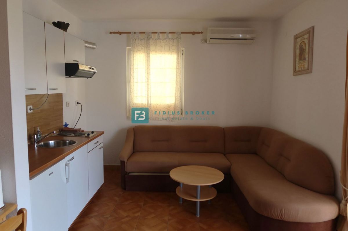 VODICE, samostojna hiša, 7 apartmajev, dvorišče