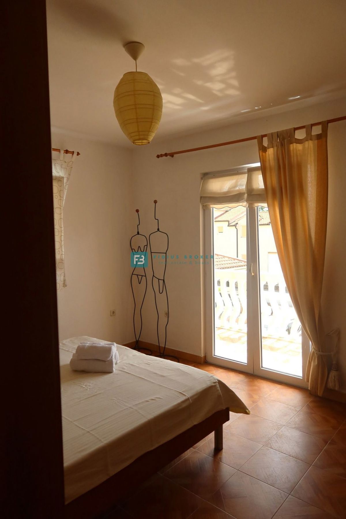 VODICE, samostojna hiša, 7 apartmajev, dvorišče