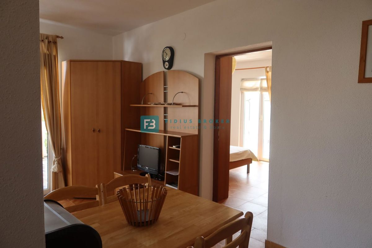 VODICE, samostojna hiša, 7 apartmajev, dvorišče