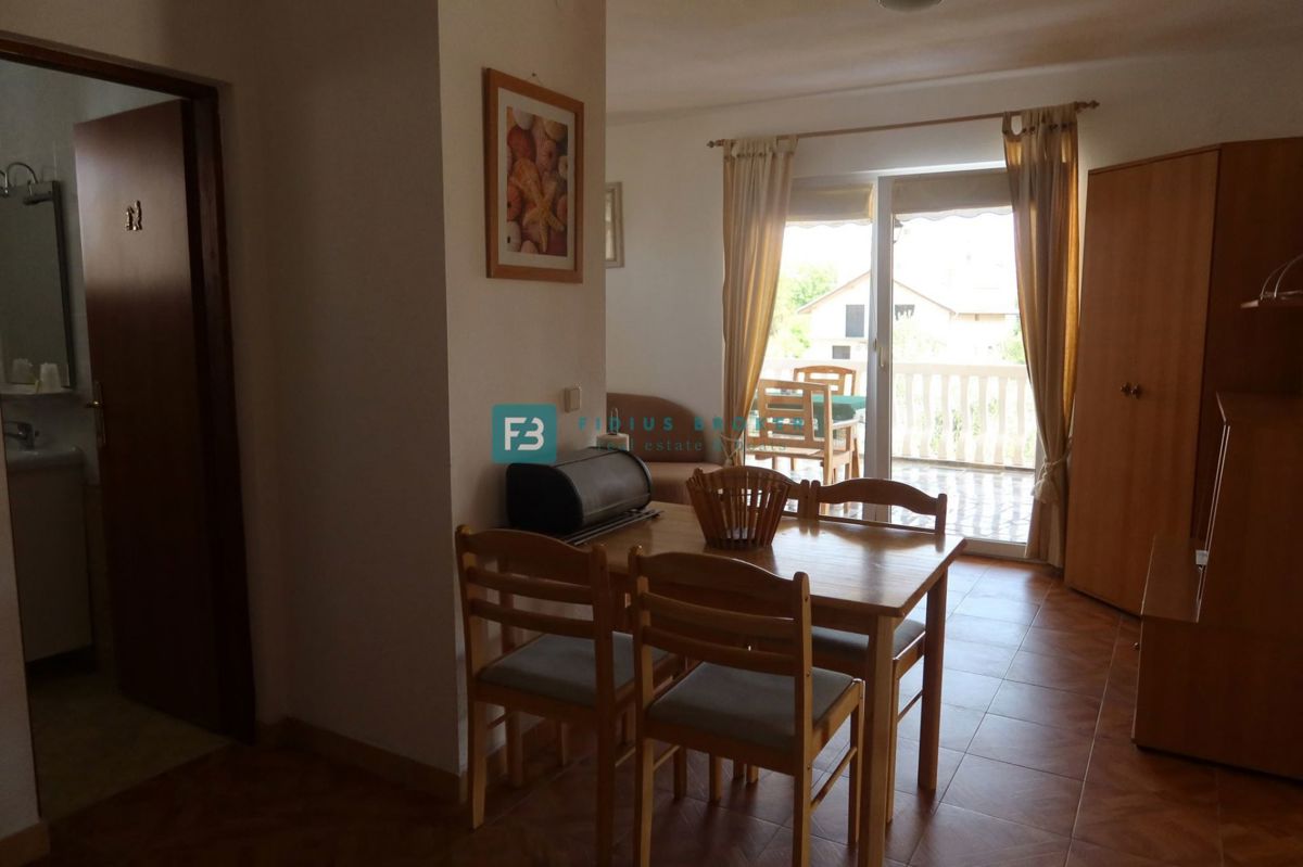 VODICE, samostojna hiša, 7 apartmajev, dvorišče