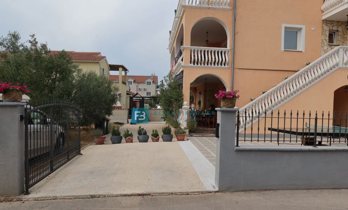 VODICE, samostojna hiša, 7 apartmajev, dvorišče