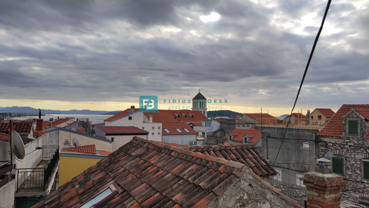 VODICE, zanimivo stanovanje v kamniti hiši, center, 250 m do rive, pogled na morje