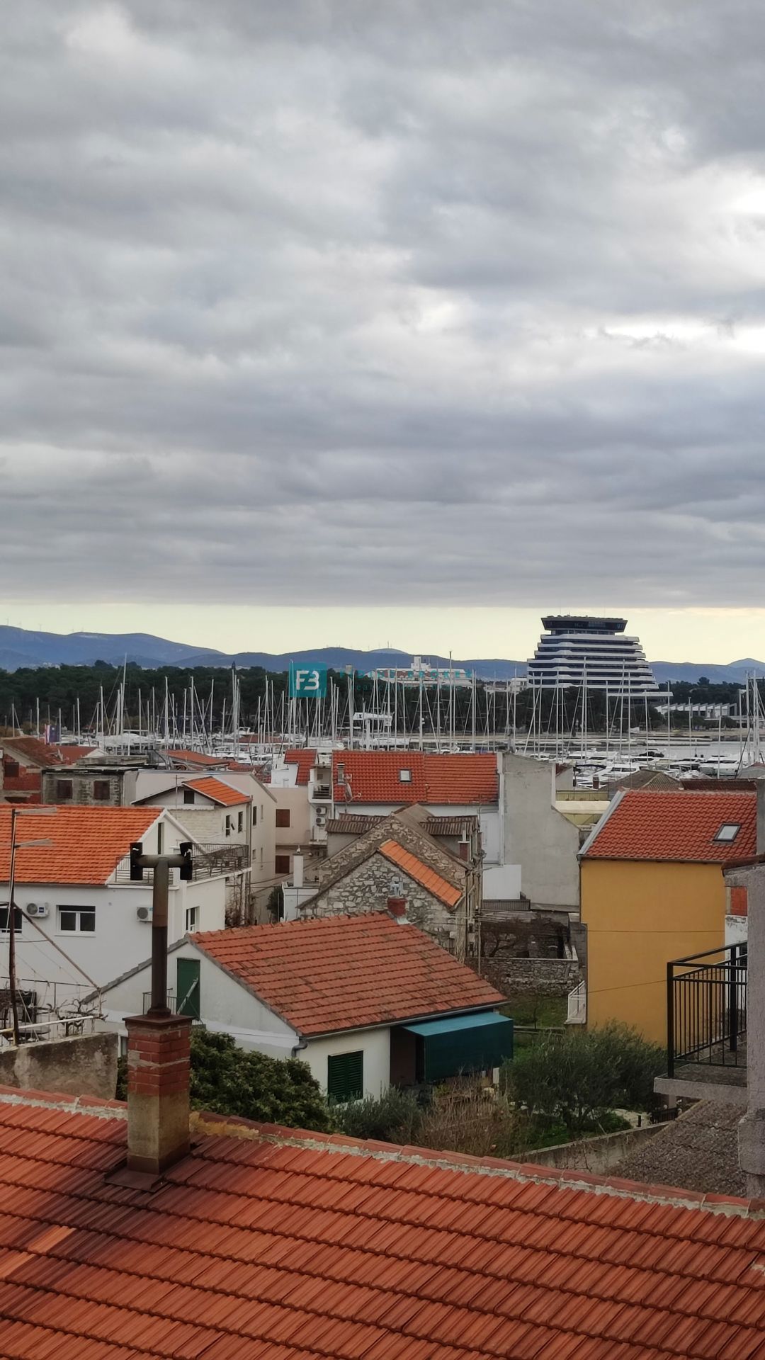 VODICE, zanimivo stanovanje v kamniti hiši, center, 250 m do rive, pogled na morje