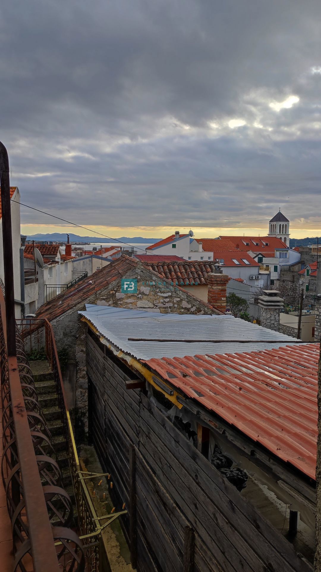 VODICE, zanimivo stanovanje v kamniti hiši, center, 250 m do rive, pogled na morje