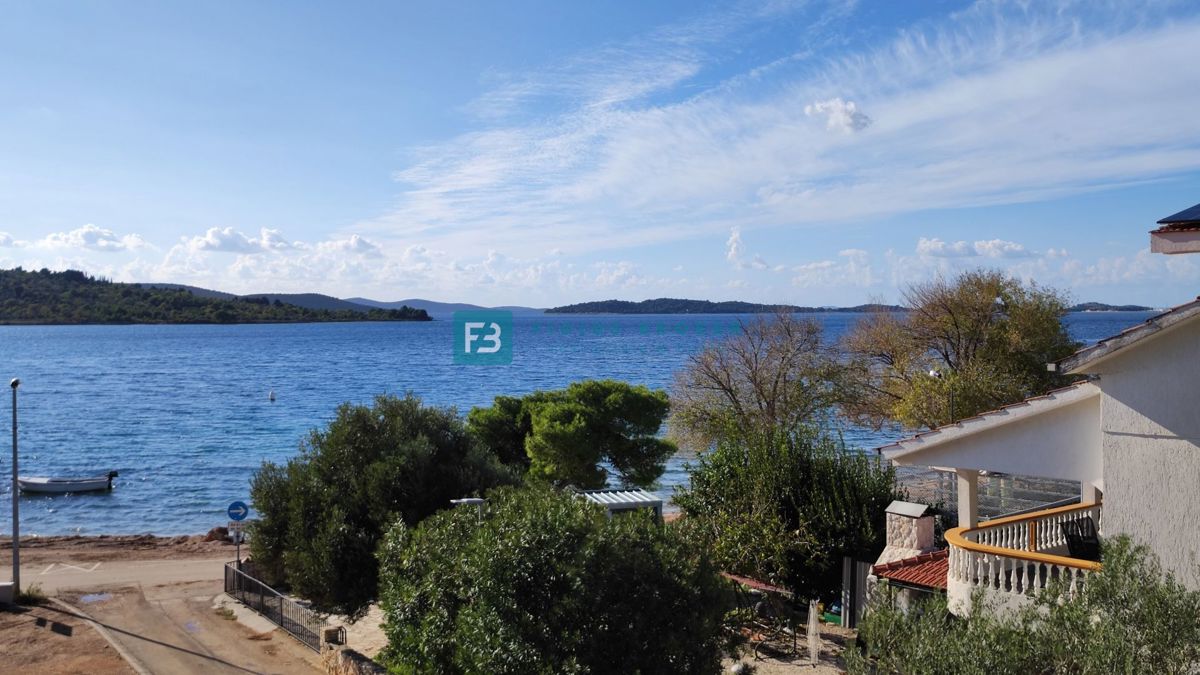 SRIMA, dvonadstropna luksuzna penthouse s strešno teraso, 1. vrsta do morja