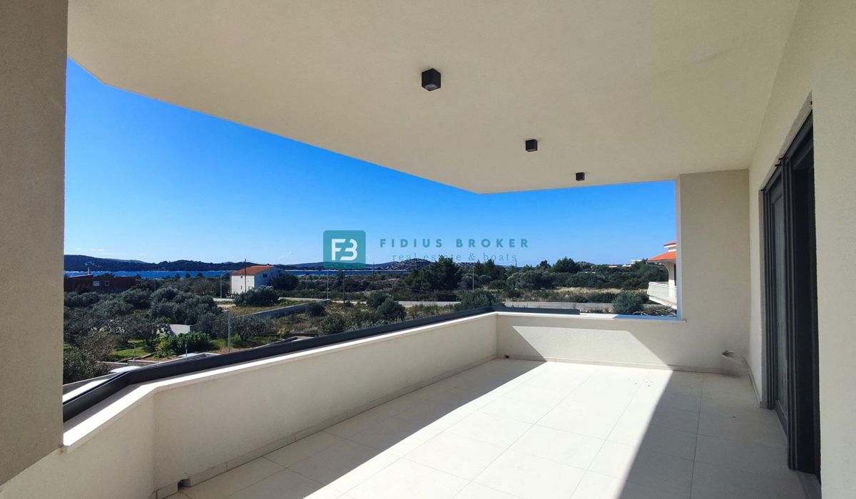 VODICE, novogradnja, moderno stanovanje, 1. nadstropje, 400 m od plaže
