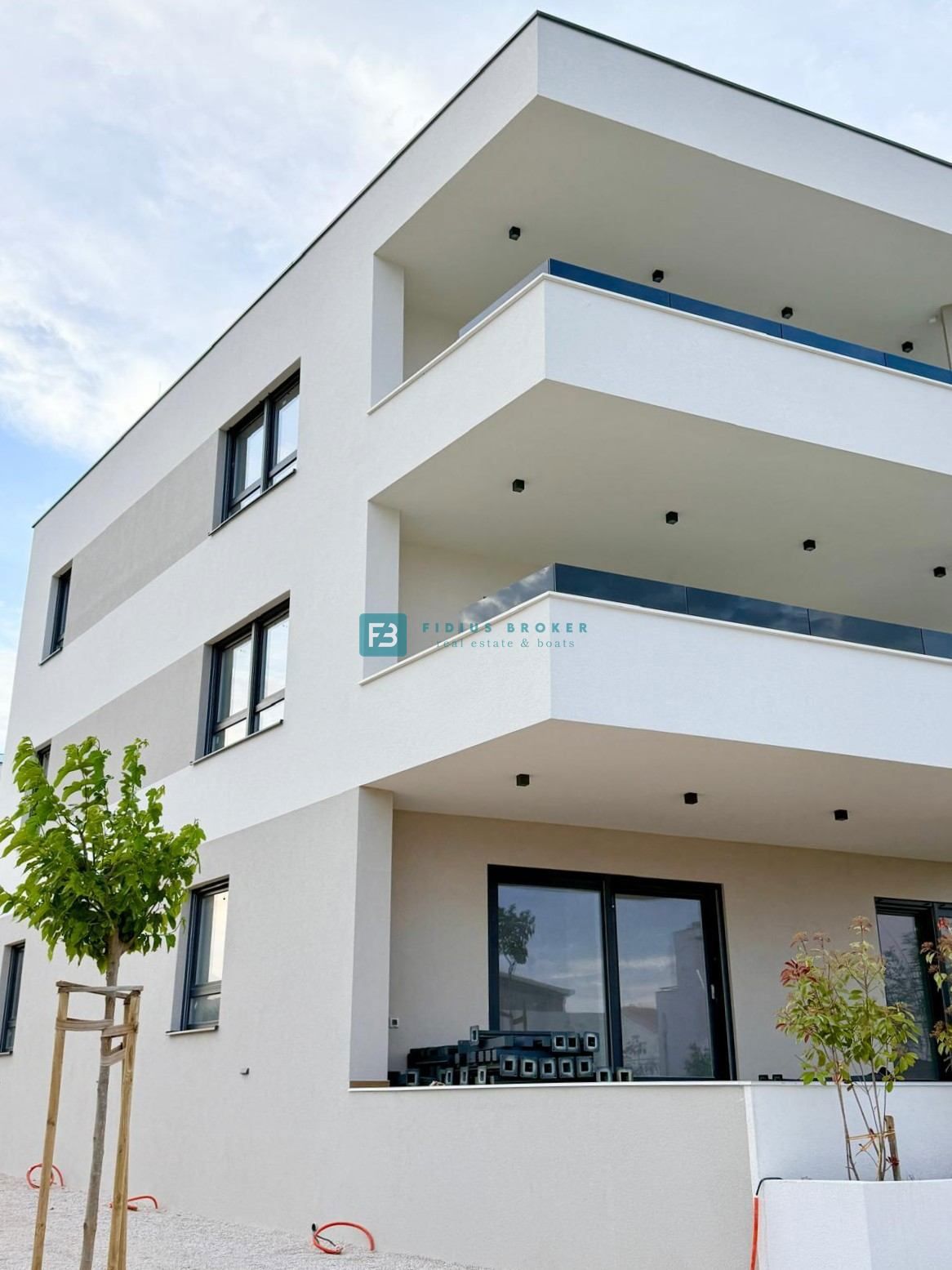 VODICE, novogradnja, moderno stanovanje, 1. nadstropje, 400 m od plaže