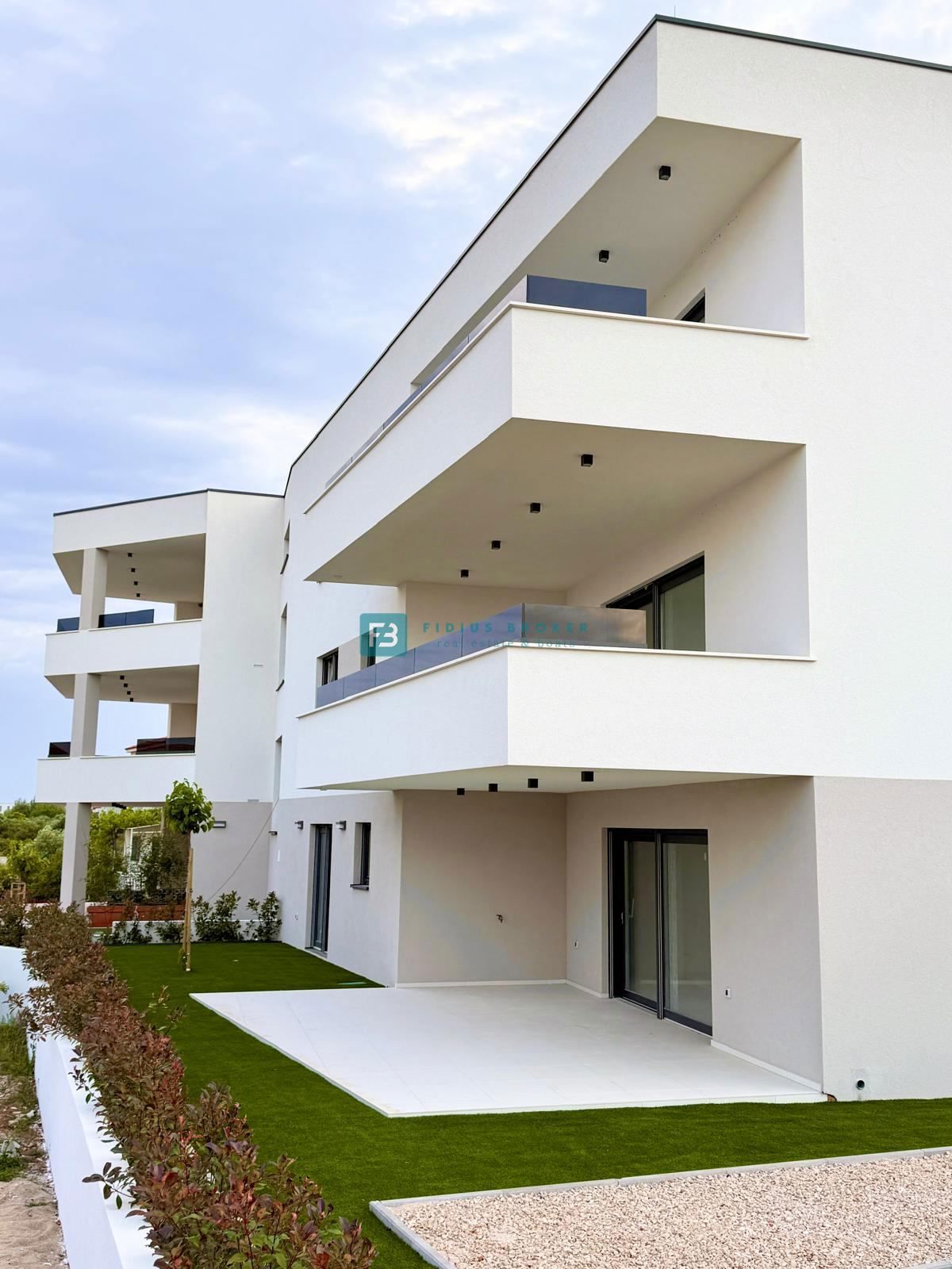VODICE, novogradnja, moderno stanovanje, 1. nadstropje, 400 m od plaže