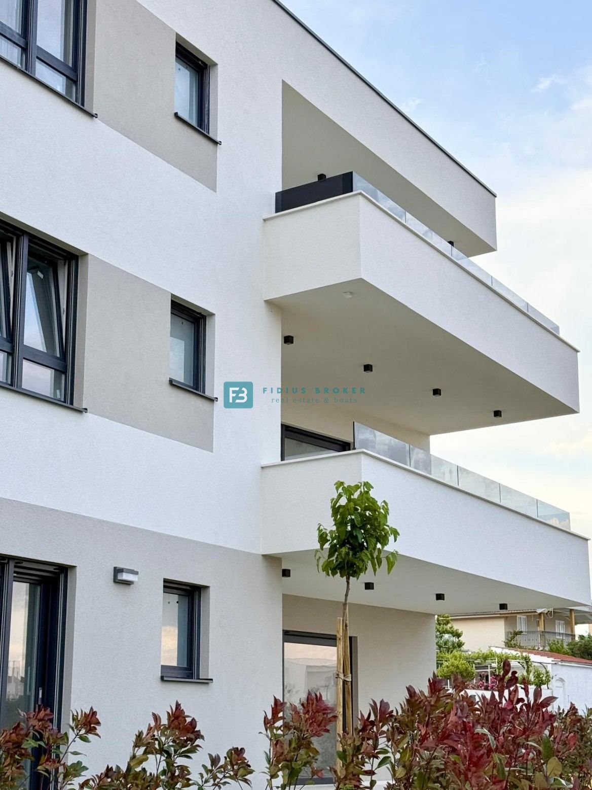 VODICE, novogradnja, moderno stanovanje, 1. nadstropje, 400 m od plaže