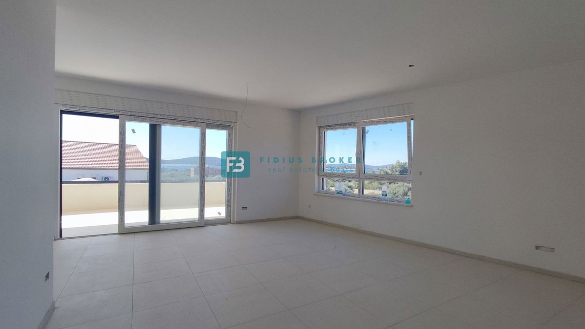 VODICE, novogradnja, moderno stanovanje, 1. nadstropje, 400 m od plaže