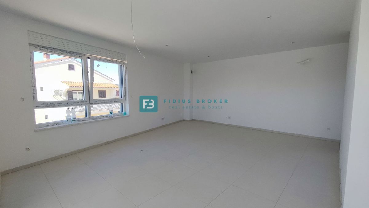 VODICE, novogradnja, moderno stanovanje, 1. nadstropje, 400 m od plaže