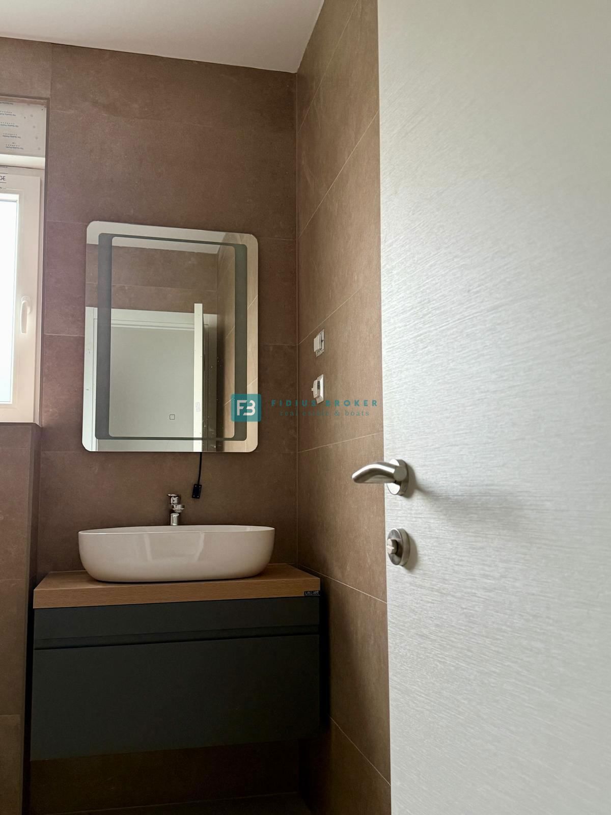VODICE, novogradnja, moderno stanovanje, 1. nadstropje, 400 m od plaže