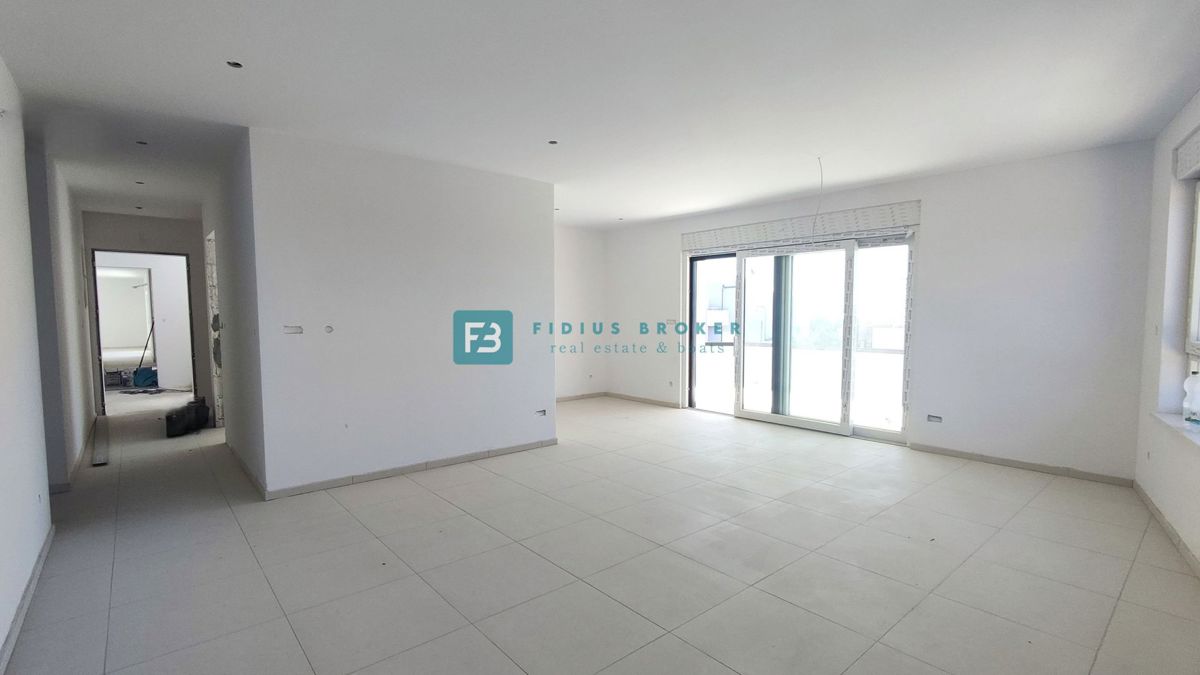 VODICE, novogradnja, moderno stanovanje, 1. nadstropje, 400 m od plaže